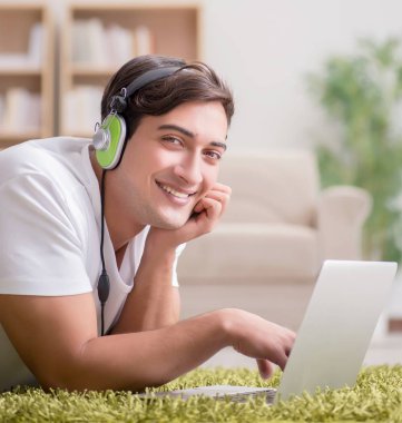 Freelancer evde çalışıyor ve müzik dinliyor.