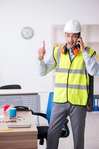 Junger männlicher Architekt arbeitet im Büro — Stockfoto