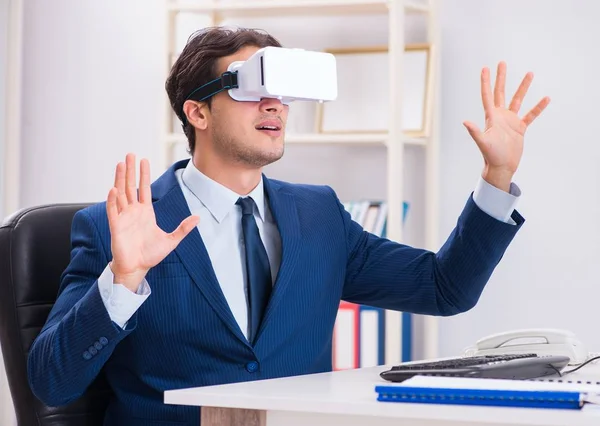 Empregado usando óculos de realidade virtual no escritório — Fotografia de Stock