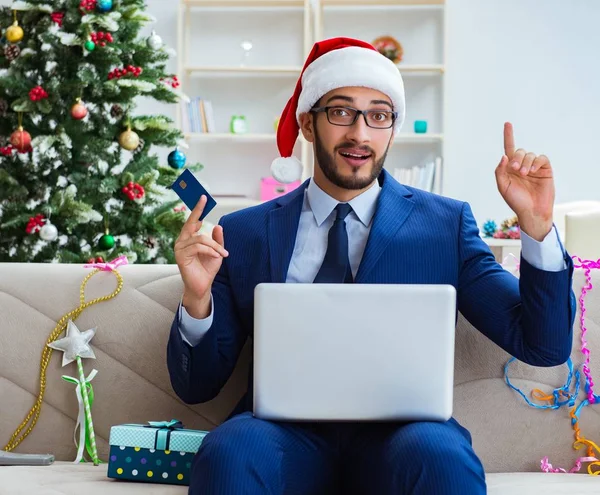 Zakenman die thuis werkt tijdens kerst — Stockfoto