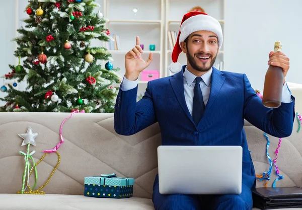 Homme d'affaires travaillant à la maison pendant Noël — Photo