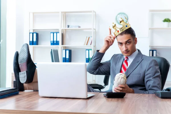 Rey hombre de negocios en su lugar de trabajo — Foto de Stock