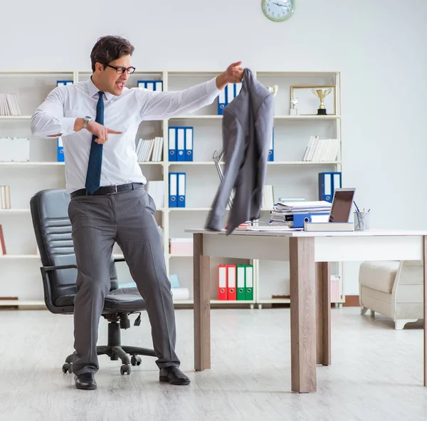 Uomo d'affari si diverte a prendersi una pausa in ufficio al lavoro — Foto Stock