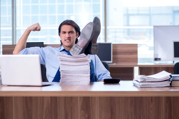 Jovem funcionário infeliz com excesso de trabalho — Fotografia de Stock