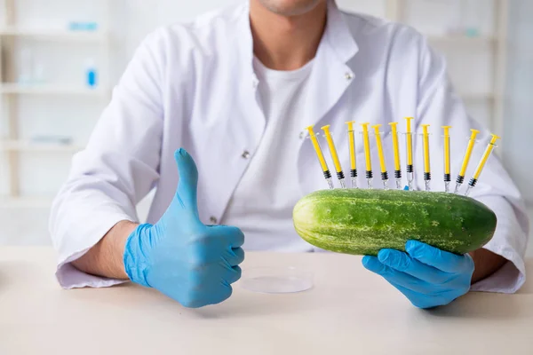 Experto en nutrición masculina prueba de verduras en laboratorio — Foto de Stock