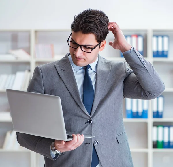 Empresario en la oficina trabajando con portátil — Foto de Stock