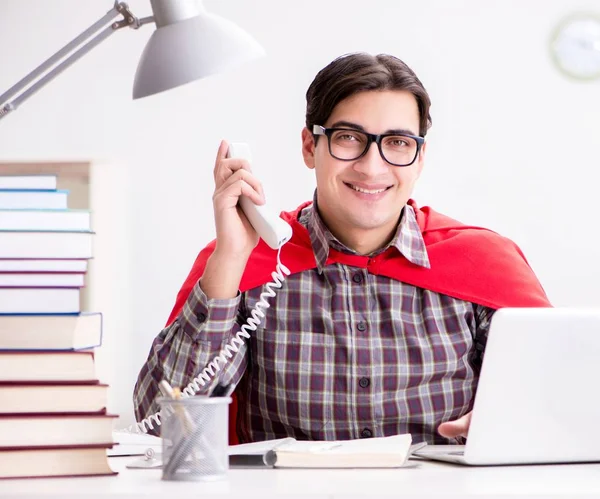 Super eroe studente con un computer portatile che studia preparazione per gli esami — Foto Stock