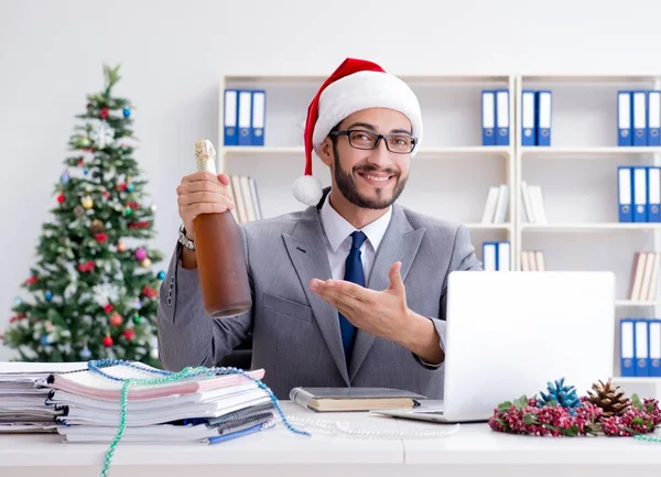 Fiatal üzletember ünnepli a karácsonyt az irodában — Stock Fotó