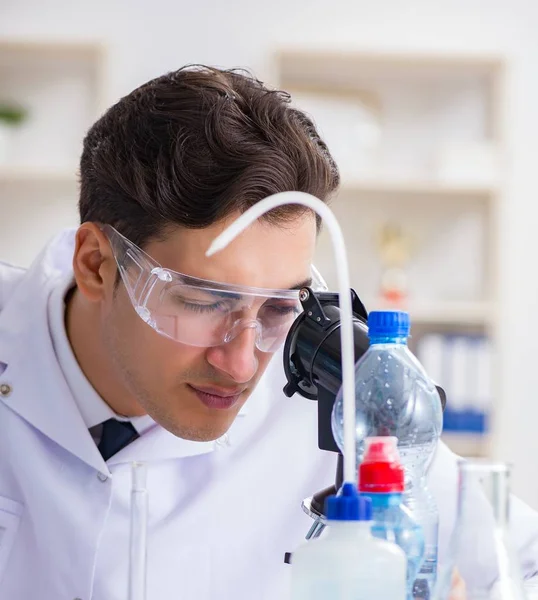 Asistente de laboratorio probando calidad del agua — Foto de Stock