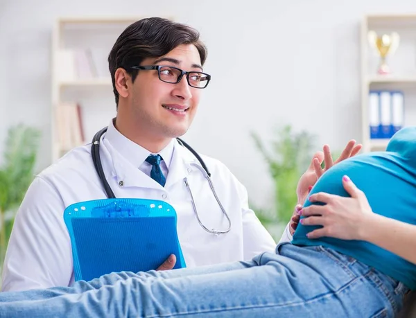 Mulher grávida visitando médico no conceito médico — Fotografia de Stock