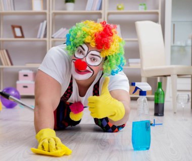 Komik palyaço evde temizlik yapıyor.