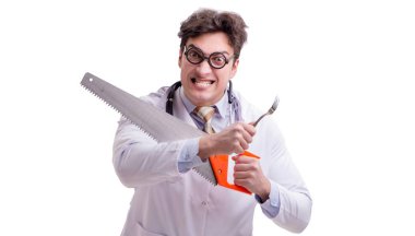 Beyaz testere kullanan komik bir doktor.