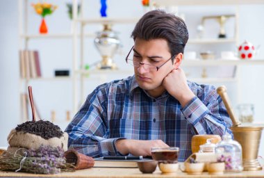 Yeni demler deneyen profesyonel çay uzmanı.