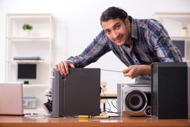 Müzik yüksek kurgu sistemini tamir eden genç mühendis