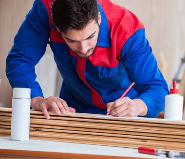 Yooung marangoz boyayla uğraşıyor.