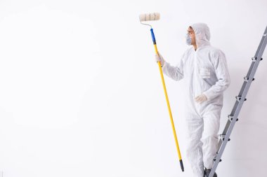 İnşaat alanında çalışan bir ressam.