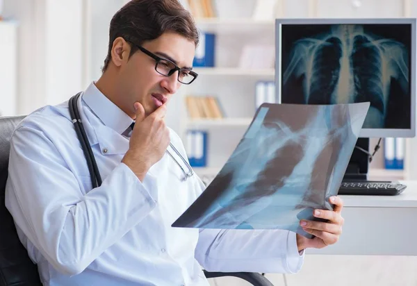 Az orvos radiológus megnézi a röntgenképeket. — Stock Fotó