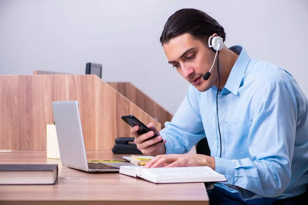 Operador de centro de llamadas trabajando en su escritorio — Foto de Stock