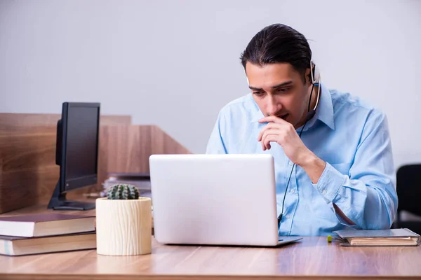 Callcenter-Betreiber arbeitet an seinem Schreibtisch — Stockfoto