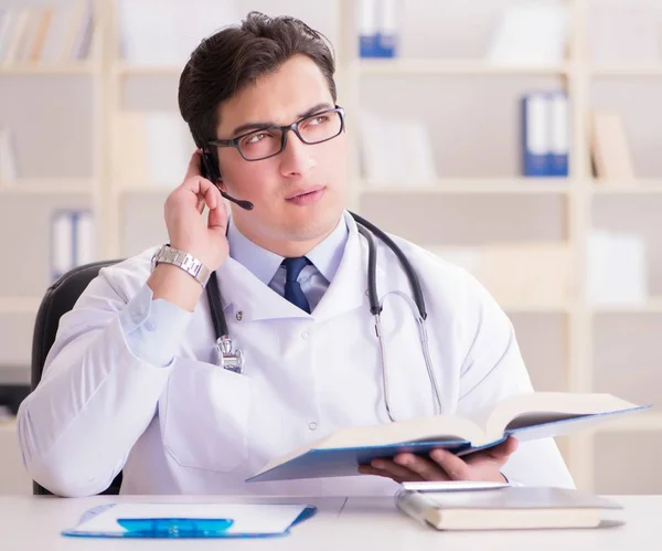 Jovem médico no conceito médico — Fotografia de Stock