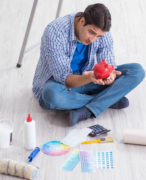 Joven gastando demasiado su presupuesto en un proyecto de renovación — Foto de Stock