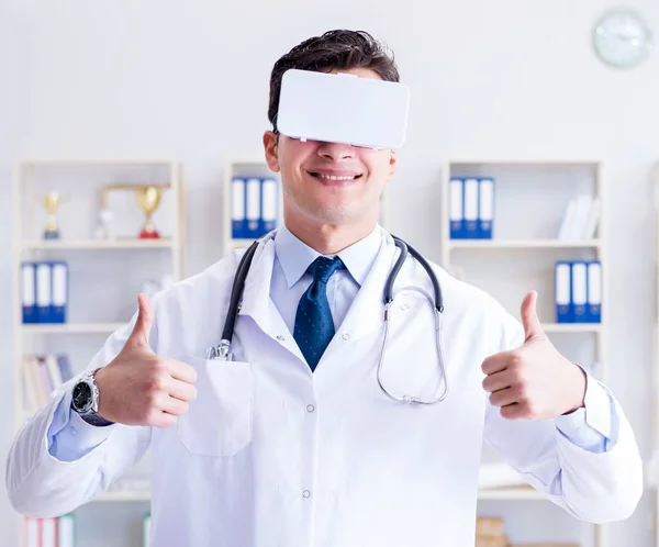 Молодой врач с гарнитурой виртуальной реальности работает в оффи — стоковое фото