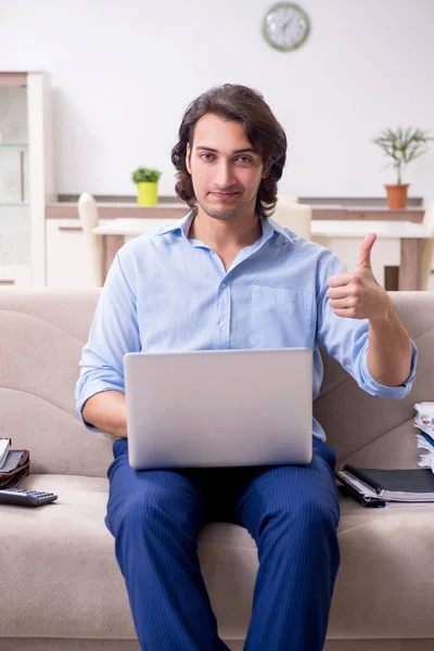 Junge männliche Mitarbeiter arbeiten zu Hause — Stockfoto