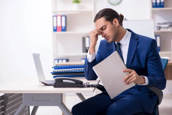 Giovane uomo d'affari che lavora in ufficio — Foto Stock