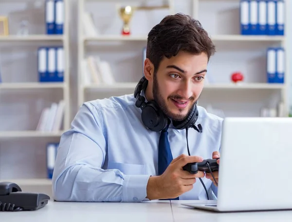 Jogador empresário no escritório jogando jogos — Fotografia de Stock