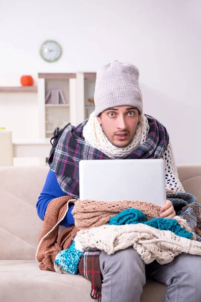 Joven sufriendo en casa — Foto de Stock