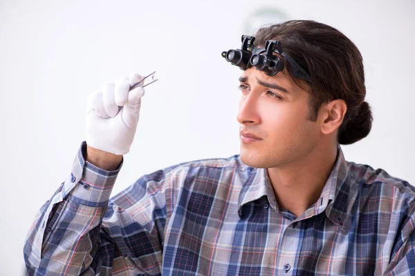 Joven joyero masculino en el taller — Foto de Stock