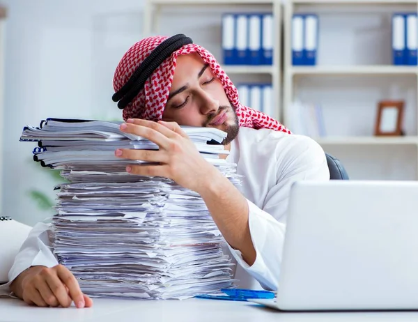 아랍 사업가가 사무실에서 파이와 함께 서류 작업을 하고 있습니다. — 스톡 사진