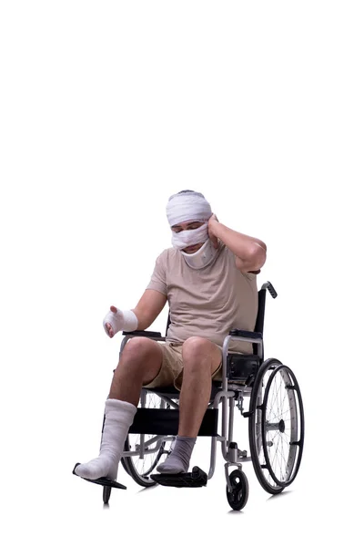 Uomo ferito in sedia a rotelle isolato su bianco — Foto Stock