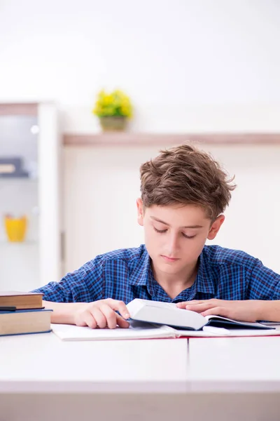 Ungen förbereder sig för skolan hemma — Stockfoto