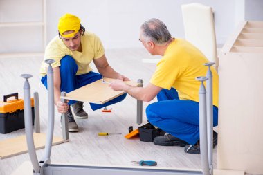 İki müteahhit marangoz içeride çalışıyor.