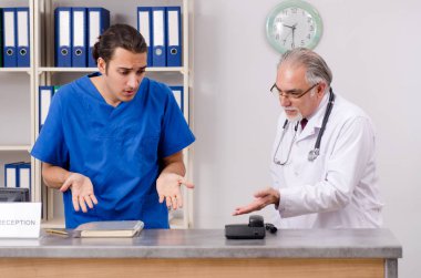 Hastanedeki resepsiyonda iki doktor konuşuyor.