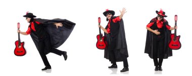 Karnaval ceketli, gitarlı, beyaz tenli genç adam.