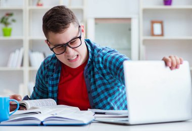 Sınavlara hazırlanan genç kız içeride masa başında ders çalışıyor.