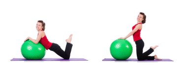 İsviçre topuyla egzersiz yapan genç bir kadın.