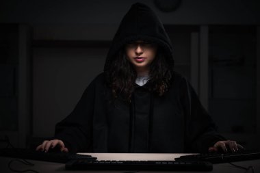 Ofiste güvenlik duvarını hackleyen kadın hacker.