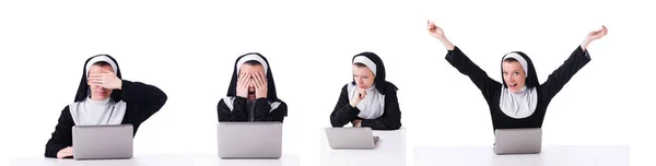 Freira trabalhando no laptop - conceito religioso — Fotografia de Stock