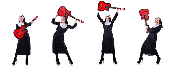 Nonne spielt Gitarre isoliert auf weißem Grund — Stockfoto