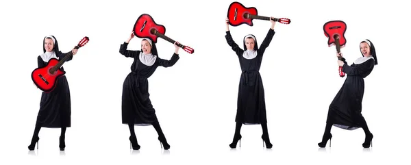 Nonne jouer de la guitare isolé sur blanc — Photo