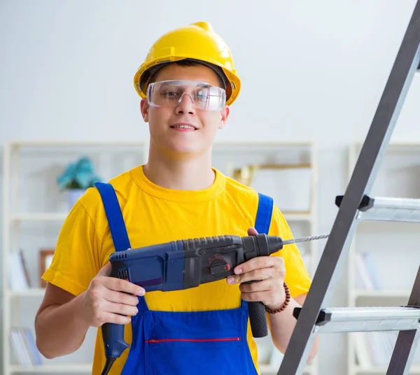 Ung reparatör med kraftborrmaskin — Stockfoto