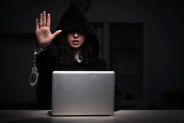 Női hacker hacker hacker biztonsági tűzfal késő irodában — Stock Fotó