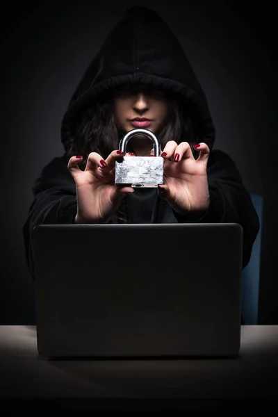 Kvindelig hacker hacking sikkerhed firewall sent i kontoret - Stock-foto