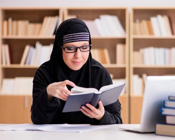 在头巾里学习准备考试的穆斯林女孩 — 图库照片