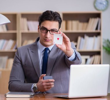 İşadamı işte kumar oynuyor.