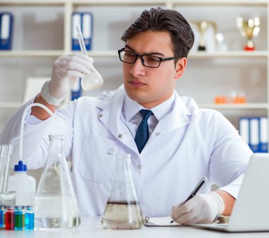 Genç araştırmacı bilim adamı bir su testi kirliliği araştırması yapıyor.