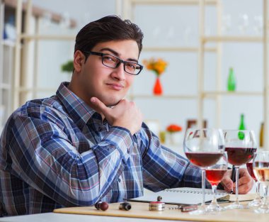 Profesyonel şarap garsonu kırmızı şarap tadıyor.